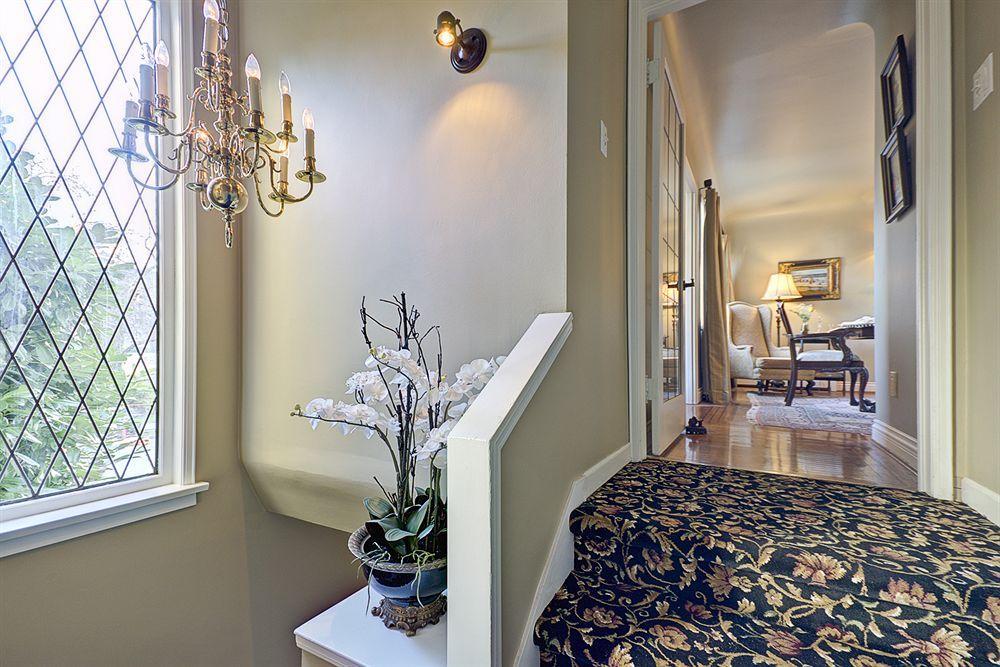 The English Bay Inn Langley Bagian luar foto
