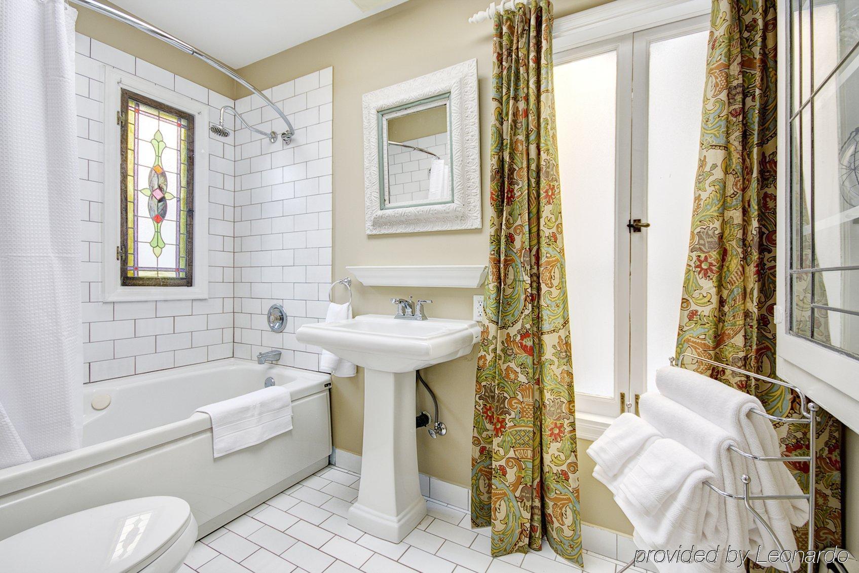 The English Bay Inn Langley Bagian luar foto
