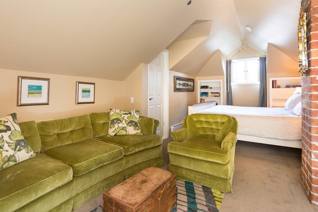 The English Bay Inn Langley Bagian luar foto