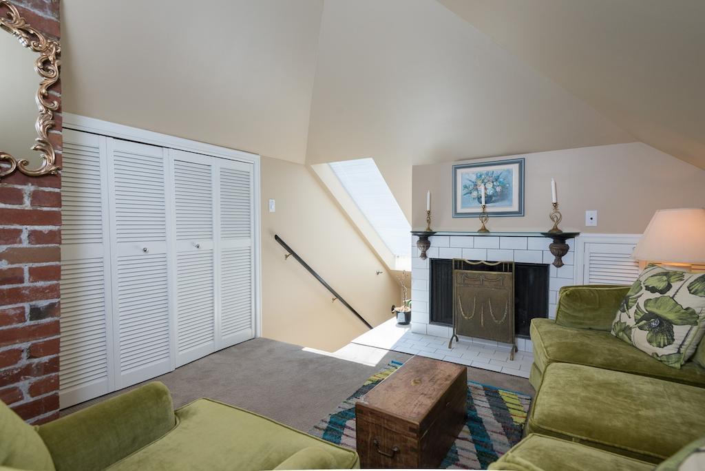 The English Bay Inn Langley Bagian luar foto