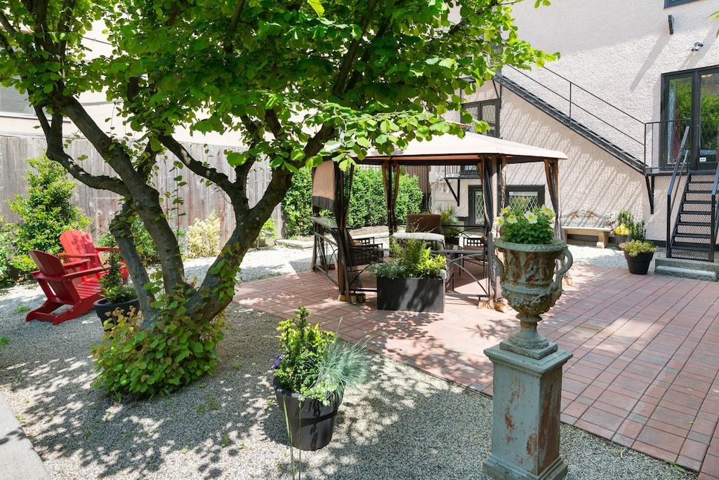 The English Bay Inn Langley Bagian luar foto