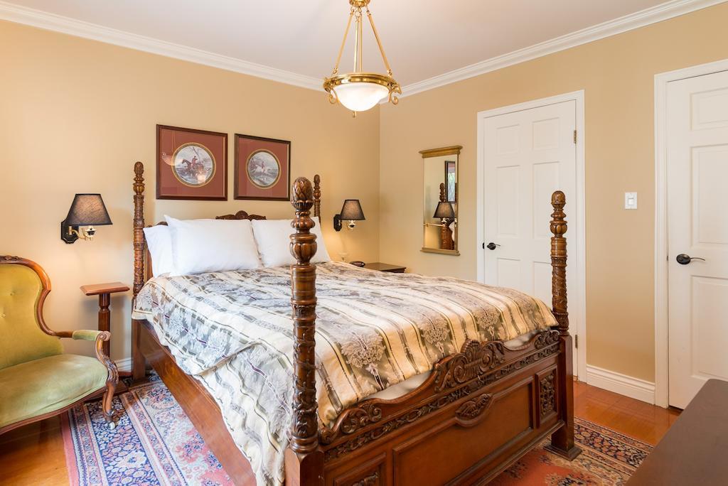 The English Bay Inn Langley Bagian luar foto