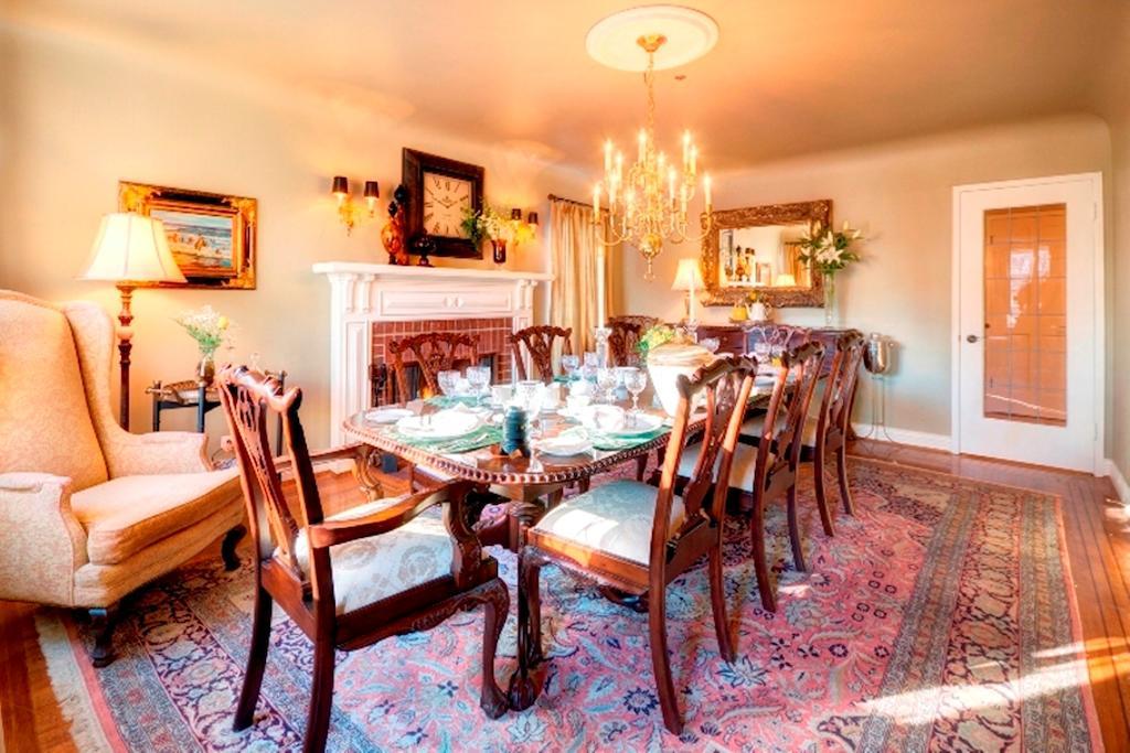 The English Bay Inn Langley Bagian luar foto