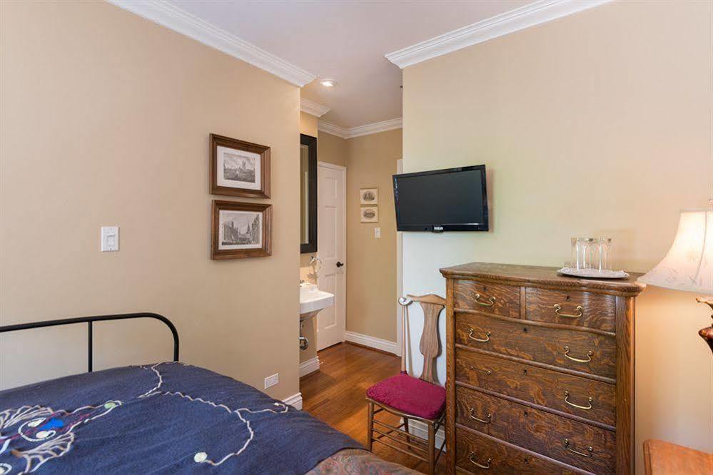 The English Bay Inn Langley Bagian luar foto