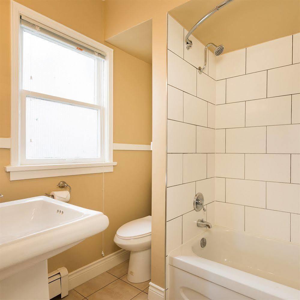 The English Bay Inn Langley Bagian luar foto