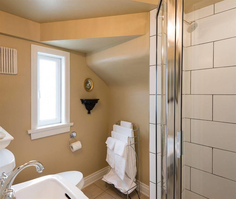 The English Bay Inn Langley Bagian luar foto