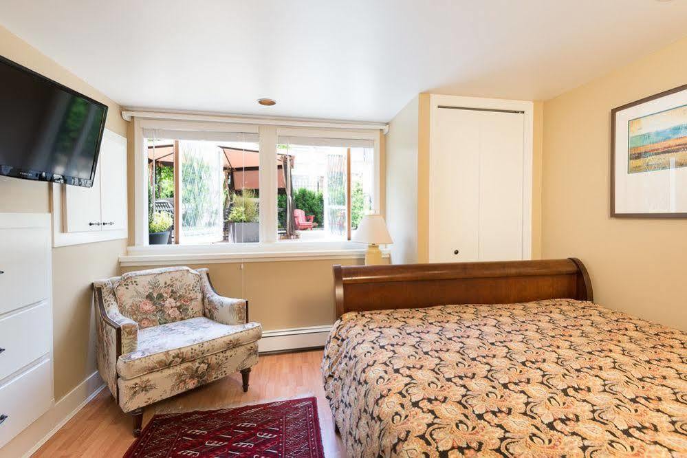 The English Bay Inn Langley Bagian luar foto